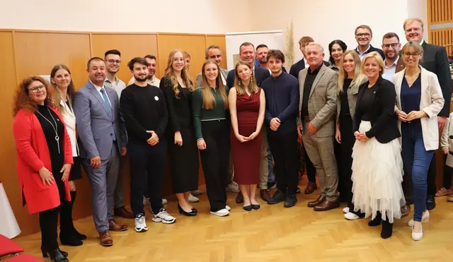 LAbg. Markus Konrad und Kalsdorfs Kommunalpolitiker gratulierten den Absolventen zu Bildungsabschlüssen. | Foto: Edith Ertl