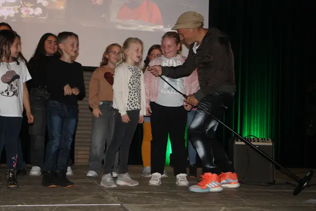 Leo Aberer holte sich Verstärkung beim Volksschulchor Weiz. | Foto: Josef Hofmüller