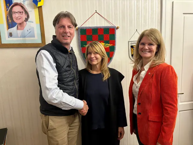 Sandra Schleinzer-Pock wurde von Bürgermeister Franz Göd (ÖVP) als neue Gemeinderätin angelobt. | Foto: Markus Kahrer