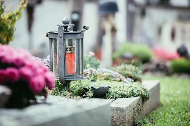 Zu Allerheiligen treffen sich die Angehörigen von Verstorbenen auf dem Friedhof um Ihrer zu gedenken. | Foto: PantherMedia/patrickdaxenbichler