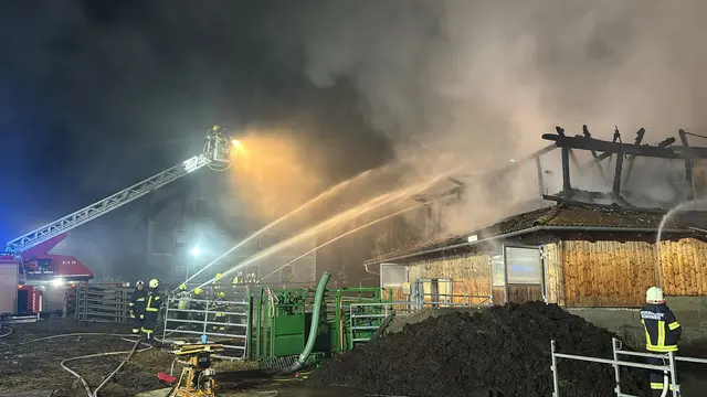 In der Nacht auf den 16. Oktober 2025 waren die Feuerwehren St. Michael und Tamsweg um 00:15 Uhr zu einem überörtlichen Brandeinsatz nach Rennweg am Katschberg (Bezirk Spittal an der Drau; Kärnten) alarmiert worden.  | Foto: FF-Tamsweg