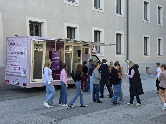 Das mobile Gesundheitszentrum der ÖGGK bringt Präventionsmedizin direkt zu den Menschen. | Foto: Land Tirol/Sedlak