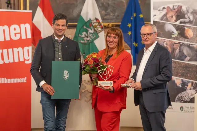 Sandra Stibi (Obfrau Stibis Hundeparadies) mit Tierschutzlandesrat Hannes Amesbauer (li.) und Krone-Chefredakteur Klaus Herrmann. | Foto: Land Steiermark/Johannes Krenn