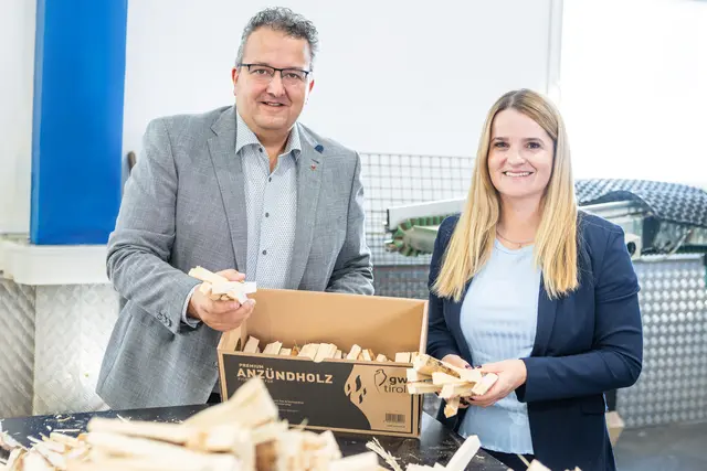 Starke regionale Partnerschaft, die heuer auf ganz Österreich ausgedehnt wird: Klaus Mair, Geschäftsführer der GW Tirol, und SPAR-Geschäftsführerin Patricia Sepetavc freuen sich, dass die GW Tirol zusätzlich zu den beliebten Heizhelfern österreichweit für S-BUDGET und BBQ Anzündholz produziert. | Foto: Spar