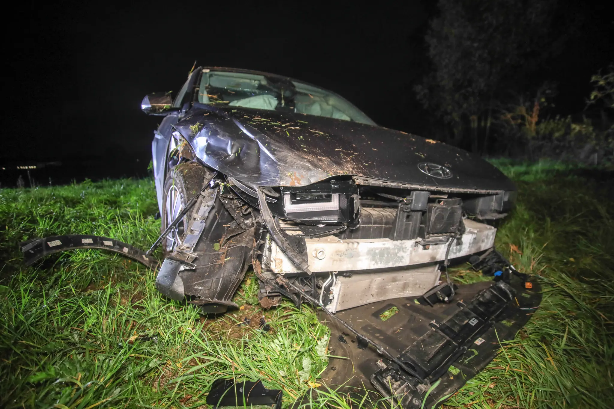 Car rollover in Buchkirchen: Electric Hyundai lands demolished in a meadow ...