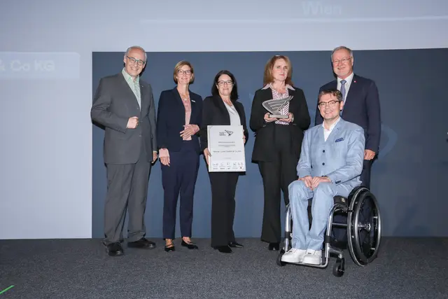 ALC-Inklusionspreis Wien
ALC-Inklusionspreis für die Wiener Linien (v. l.): Zero Project-Initiator Martin Essl mit dem Wiener Linien-Team, Caroline Wallner-Mikl (Lead Diversity &amp; Inklusion), Personalleiterin Renate Bliedung, die kaufmännische Geschäftsführerin Petra Hums und Hans Jürgen-Groß, Konzernbeauftragter für Barrierefreiheit (im Vordergrund) sowie der 1. Vorsitzende des Wiener Gemeinderats.  | Foto: Günther Peroutka