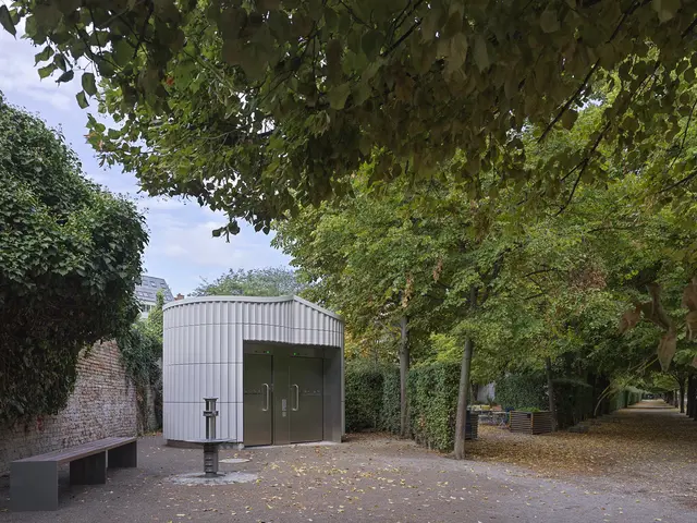 Die Fassaden der WC-Häuschen bestehen aus Keramik und einer Stahlunterkonstruktion. | Foto: Mario Buda/Werk & Bild