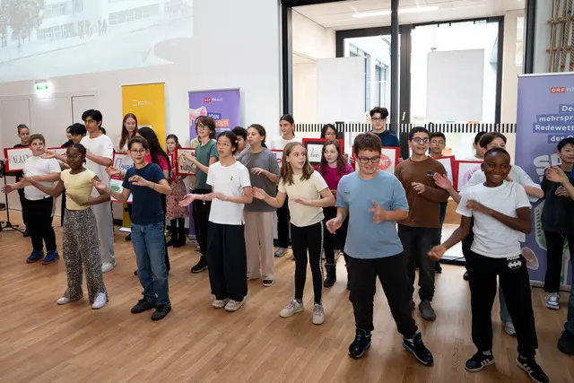Bei der Eröffnung zeigten die Schülerinnen und Schüler, wie vielseitig sie gebildet sind – vom Tanz über Musik bis zum Poetry Slam. | Foto: Valentina Marinelić/MeinBezirk