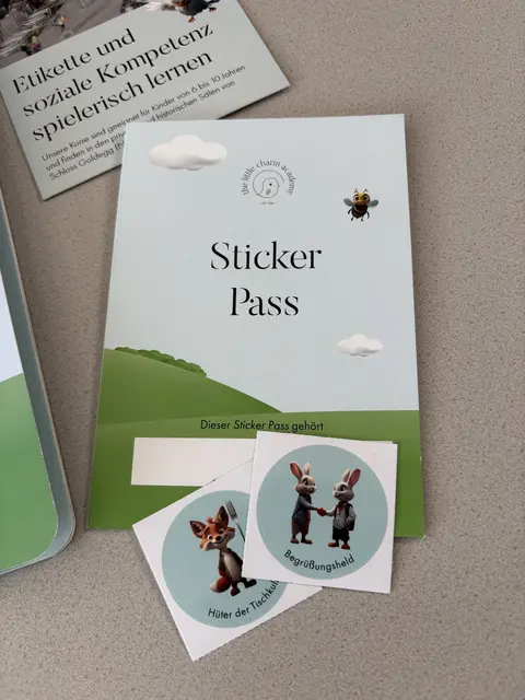 Jedes Kind erhält einen Stickerpass. | Foto: Tanja Handlfinger