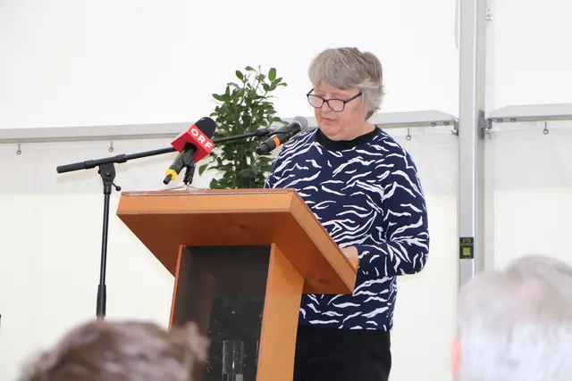 Eine Bewohnerin erzählte von ihrer Erfahrung. | Foto: Tanja Handlfinger