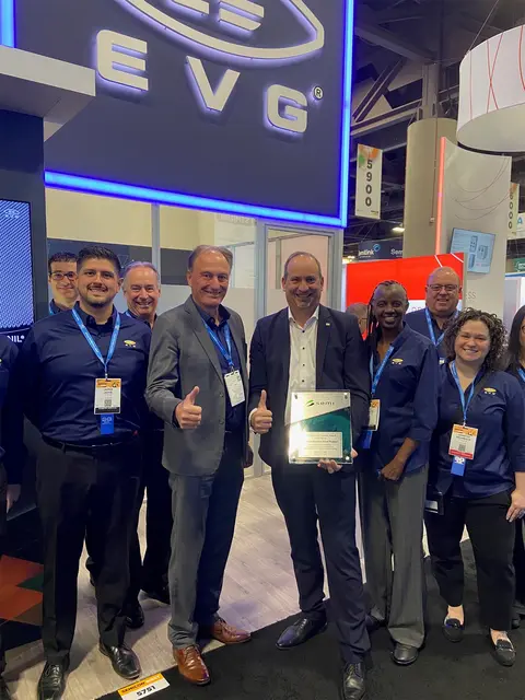 Werner Thallner (4. v. r.) mit dem SEMI Americas Catalyst Award am EVG Messestand auf der SEMICON West 2025 in Phoenix, Arizona.