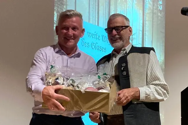Ein Präsent aus der Steiermark für Bürgermeister Alfons Schinabeck | Foto: Viana