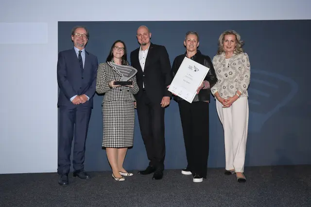 Sieger Großbetriebe Niederösterreich: Sick GmbH aus Wiener Neudorf - (v. l.) KSV1870-CFO Hannes Frech mit dem Sick-Team, Irene Pechhacker (Senior Manager Finance &amp; Contolling), Managing Director Christoph Ungersböck und Michaela Pfaffenlehner (Senior Manager Finance &amp; Controlling) sowie IV Niederösterreich-Geschäftsführerin Michaela Roither.  | Foto: Günther Peroutka