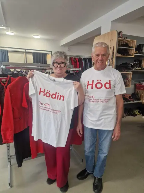 Volkshilfe-Rohrbach-Vorsitzende Ingrid Groiß mit Vorstandskollegen Gottfried Singer und den neuen T-Shirts. | Foto: VH Rohrbach