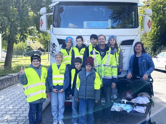 Transportunternehmerin Tanja Mersits und Lkw-Lenker Walter Fasching mit den Kindern  der 3. und 4. Klasse der Volksschule Lutzmannsburg. | Foto: WKB
