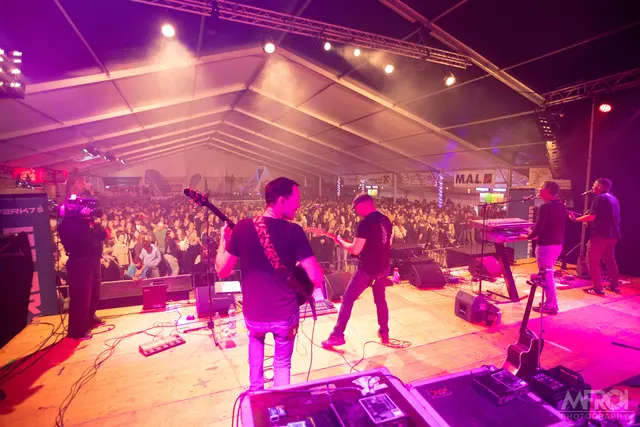 Hauptact des Abends: die Band Raureif, die ebenfalls ihr 25-jähriges Bestehen feierte.  | Foto: MFroi