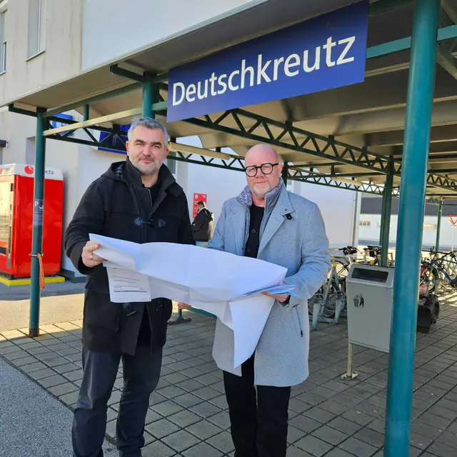 SPÖ Bezirksparteivorsitzender Landesrat Heinrich Dorner mit SPÖ Vizebürgermeister Jürgen Hofer am Bahnhof Deutschkreutz.
 | Foto: Patrick Brenner