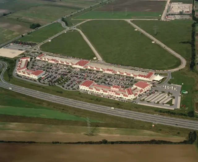 Das Designer Outlet Parndorf im Jahr 2002, vier Jahre nach der offiziellen Eröffnung.  | Foto: McArthurGlen