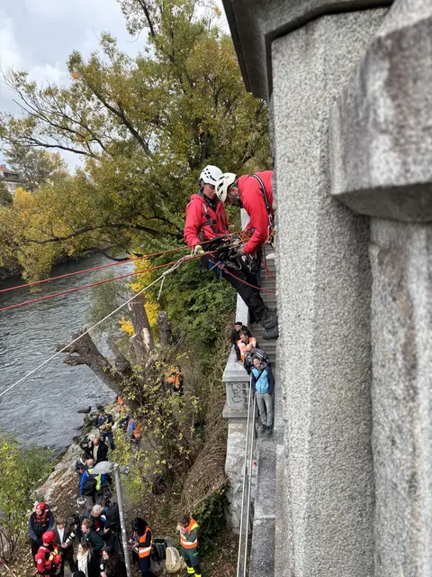 Per improvisiertem Seilzug arbeiteten sich die Retter auf die Murinsel vor.  | Foto: MeinBezirk/Markus Kropac