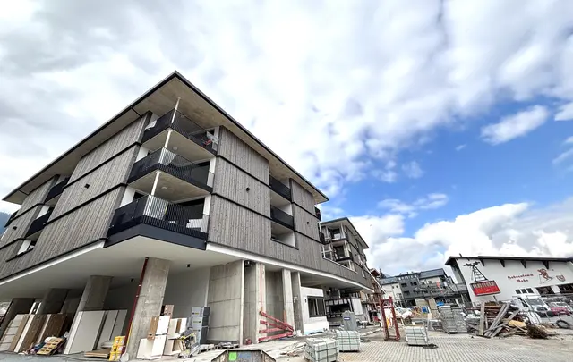 Das BAG-Personalhaus am oberen HK-Parkplatz steht vor der Fertigstellung. | Foto: Nikolaus Kogler