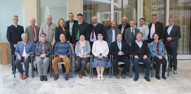 Ehrungen im Bezirk Melk:
10 Jahre: Veronika Oberleitner (Kirnberg), Patrick Reichhard (St. Martin am Ybbsfelde)
25 Jahre: Eva Aigner (Bergland), Ing. Wolfgang Braunauer (Petzenkirchen), Oskar Brunnlechner (Rabenstein), Franz Haydn (Ruprechtshofen), Josef Naringbauer (Ybbs)
35 Jahre: Reinhard Fürst (Melk), DI Josef Öllerer (Kirnberg), Ernst Schauer (Artstetten), DI Wolgang Weichselbraun (Dunkelsteinerwald)
45 Jahre: Rudolf Emsenhuber (Ruprechtshofen), Hermine Holzer (Bergland), Veronika Karner (Roggendorf), Walter Kern (Artstetten), Josef Kreimel (Melk), Karl Schellenbacher (St. Leonhard) | Foto: NÖ LAK
