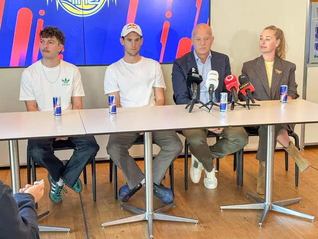 Es ist kurz, knackig, und Tennis der anderen Art.“ Auf den Punkt bringt es Ex-Spielerin und Moderatorin Barbara Schett (1. v. r.), als sie den Modus von „Red Bull BassLine“ erklärt.  | Foto: Andreas Pölzl/MeinBezirk