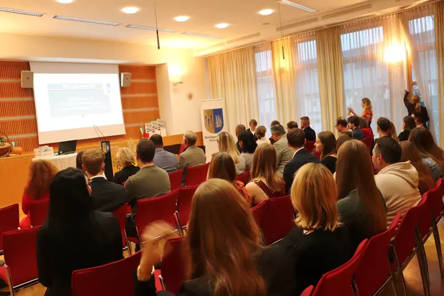 Im Festsaal des Gemeindeamtes ehrte Kalsdorf die Absolventen  | Foto: Edith Ertl