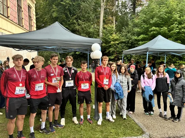Die erfolgreichen Sportlerinnen und Sportler der HAK Bad Ischl bei der Crosslauf-Bezirksmeisterschaft in Altmünster. | Foto: HAK Bad Ischl