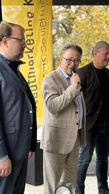 Horst Berger, Leiter des Kremser Stadtmarketings stellt die neuen Betriebe vor. | Foto: Würfl