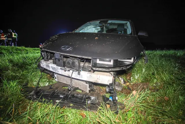 Ein Hyundai kommt Mittwochabend in Buchkirchen von der Fahrbahn, überschläft sich und landet in der Wiese. | Foto: laumat.at