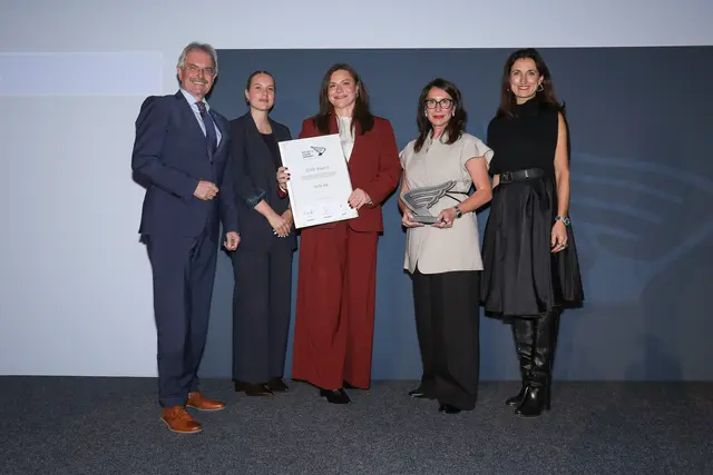 ESG-Award Niederösterreich: Verbund AG - Agatha Kalandra, Partner PwC (r.) und Landtagspräsident Karl Wilfing gratulieren dem EVN-Team mit ESG-Transformation-Teamleiterin Ariana Colcuc, Innovations- und Nachhaltigkeit-Leiterin Andrea Edelmann und EVN-CFO Alexandra Wittmann.  | Foto: Günther Peroutka