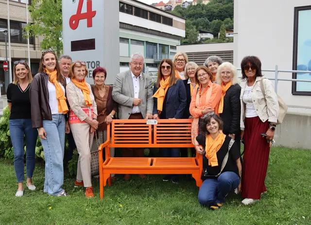 Die orange Bank wurde kürzlich in Althofen positioniert. | Foto: Stadtgemeinde Althofen