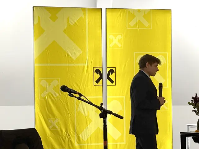Finanzexperte und Raiffeisen International Analyst Gunter Deuber in seinem Element | Foto: B. Gady