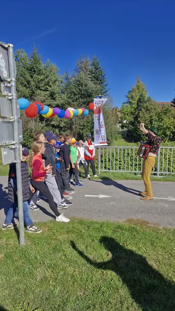 Mehr als 200 Läuferinnen und Läufer nahmen beim ersten Rote-Nasen-Lauf in Stoob teil. | Foto: Kristina Geisendorfer