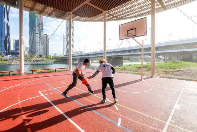 Das neue Basketballfeld regensicherem Dach und Solaranlage soll auch bei schlechtem Wetter die Möglichkeit bieten, Sport zu treiben. | Foto: WGM/Christian Fürthner