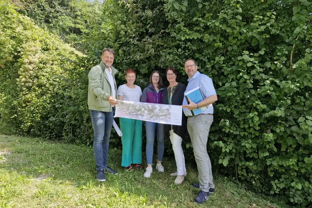 Vizebürgermeister Gerhard Riegler, Klimaschutzgemeinderätin Birgit Kern, Marie Eisenstöck (Umweltreferat), Umweltgemeinderätin Michaela Pfaffeneder und Vizebürgermeister Markus Brandstetter (v.l.). | Foto: Stadt Amstetten