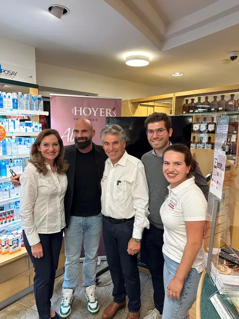 Longevity-Experte Andreas Breitfeld (2. v. li.) begeisterte beim Vortrag in der Apotheke von Andreas Hoyer (Mitte).  | Foto: Hoyer