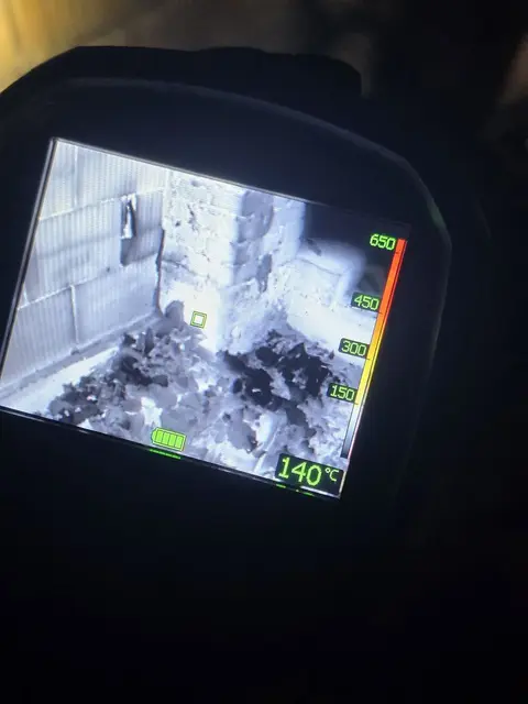 Mittels Wärmebildkamera wurden etwaige Glutnester ausgemacht.  | Foto: Bezirksfeuerwehrkommando Güssing