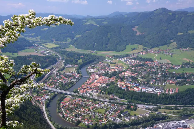Graz-Umgebung: Zwischen sanften Hügeln und steilen Bergrücken spannt sich die lebendige Verbindung von Tradition und Moderne. | Foto: Hans Baier