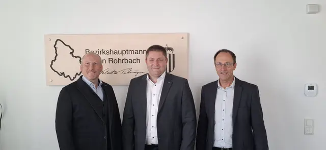 Von links: Bezirkshauptmann Valentin Pühringer, der neue Vizebürgermeister Günther Füreder und Bürgermeister Albert Stürmer. | Foto: Gemeinde St. Johann