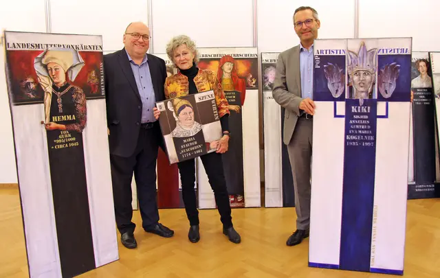 Die Künstlerin Hella Buchner-Kopper mit Kulturreferent Stadtrat Mag. Franz Petritz und Kulturabteilungsleiter Mag. Alexander Gerdanovits bei der Übergabe der Kunstschenkung in der Stadtgalerie. | Foto: StadtKommunikation / Wedenig