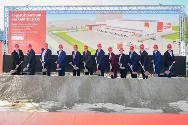 Von links: Peter Augendopler Junior (Eigentümerfamilie), Harald Deller (Generaldirektor backaldrin), Günther Steinkellner (Landesrat Infrastruktur), Markus Achleitner (Landesrat Wirtschaft), Wolfgang Hattmannsdorfer (Bundesminister Wirtschaft), Peter Augendopler (Eigentümer backaldrin), Thomas Stelzer (Landeshauptmann Oberösterreich), Regina Augendopler (Eigentümerfamilie), Doris Hummer (Präsidentin Wirtschaftskammer Oberösterreich), Wolfgang Mayer (Geschäftsführer backaldrin), Martin Mayr (Geschäftsführer backaldrin), Daniel Hager (Betriebsleiter Technik backaldrin), Harald Markon (Architekt) | Foto: cityfoto.at