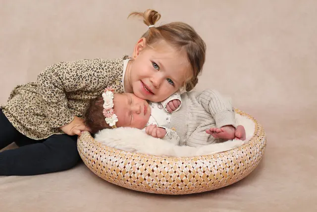 Name: Mona mit Schwester Mila
Geburtsdatum: 06.10.2025
Gewicht: 3.185 g
Größe: 51 cm
Eltern: Daniela Goger und Kevin Zettel aus Kaindorf | Foto: Fotostudio Semler