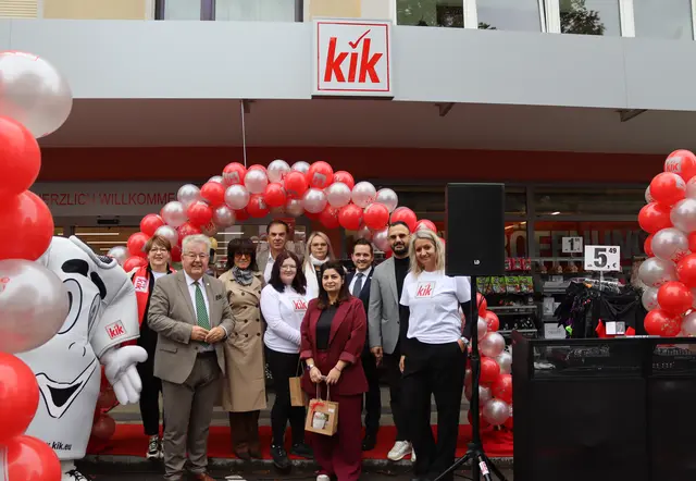 Bürgermeister Walter Zemrosser, Stadtamtsleiter Hubert Madrian und Gemeinderätin Silvia Zeißler gratulierten dem KIK-Team rund um Expansionsleiter Florian Figlmüller herzlich zur Eröffnung. | Foto: Stadtgemeinde St. Veit