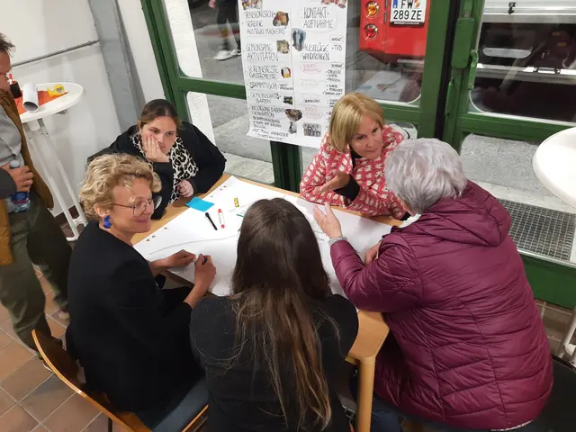 Eifriger Ausstasch an den Projekttischen | Foto: Karin Prassl