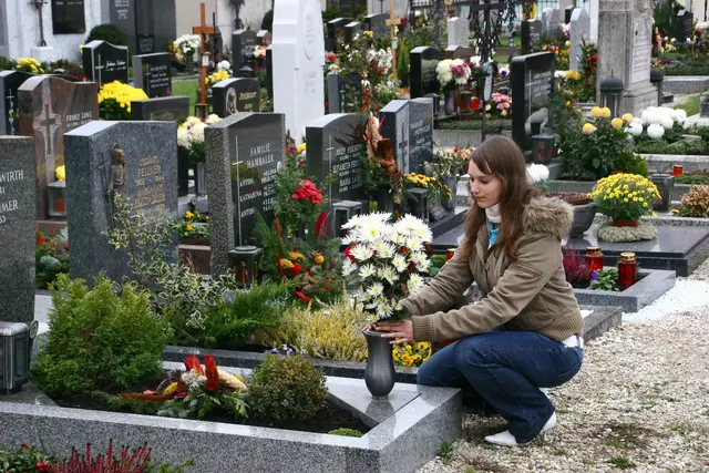 Auch die Grabpflege gehört nach dem Tod geliebter Menschen dazu. | Foto: Peter Kowal