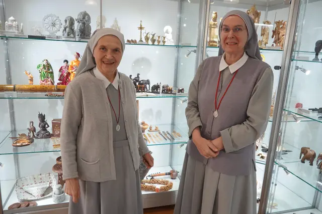 Die beiden Missionsschwestern Ursula Lorek und Janine führten mit großer Begeisterung durch die beiden Museen. | Foto: Emanuel Hasenauer