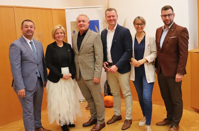 LAbg. Markus Konrad mit dem Kalsdorfer Gemeindevorstand Vzbgm. Sabine Jakubzig, Bgm. Manfred Komericky, Vzbgm. Michael Konrad, GV Fabienne Hatzl und GK Stephan Scheifinger | Foto: Edith Ertl