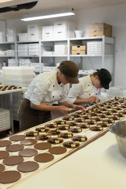 Bei Berger Feinste Confiserie wird auf traditionelle Handarbeit gesetzt – natürlich werden einige Arbeitsschritte auch von Maschinen übernommen. | Foto: Confiserie Berger