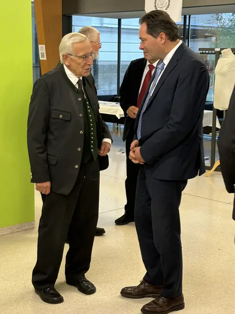 Gleich am Empfang wurden offenbar intensive Gespräche geführt. | Foto: MeinBezirk/Angelika Kern